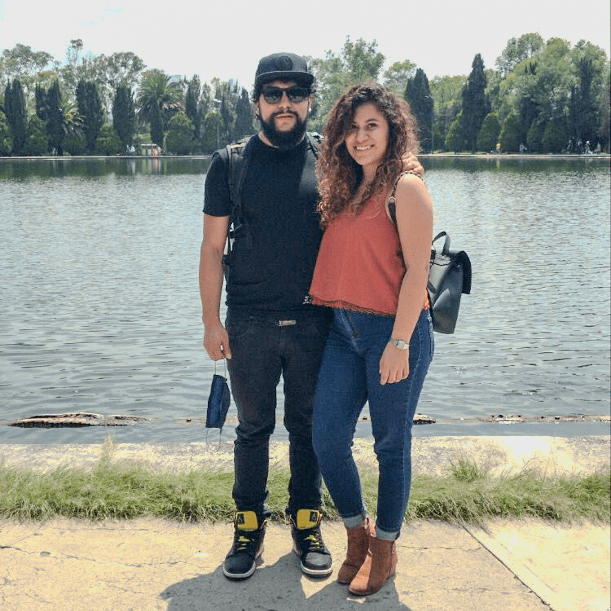 Danni y Mike junto a un lago en un parque