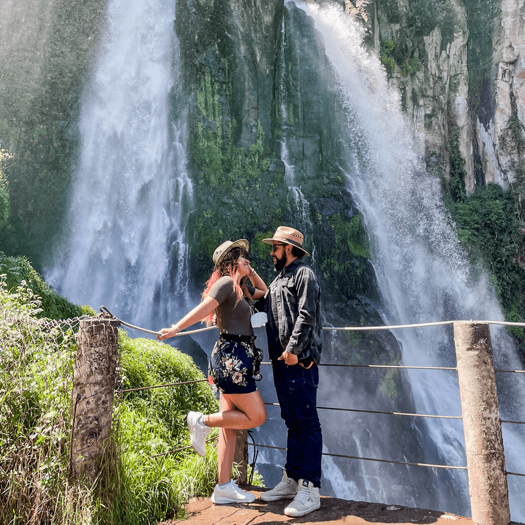 Danni y Mike frente a una cascada en la Huasteca Potosina