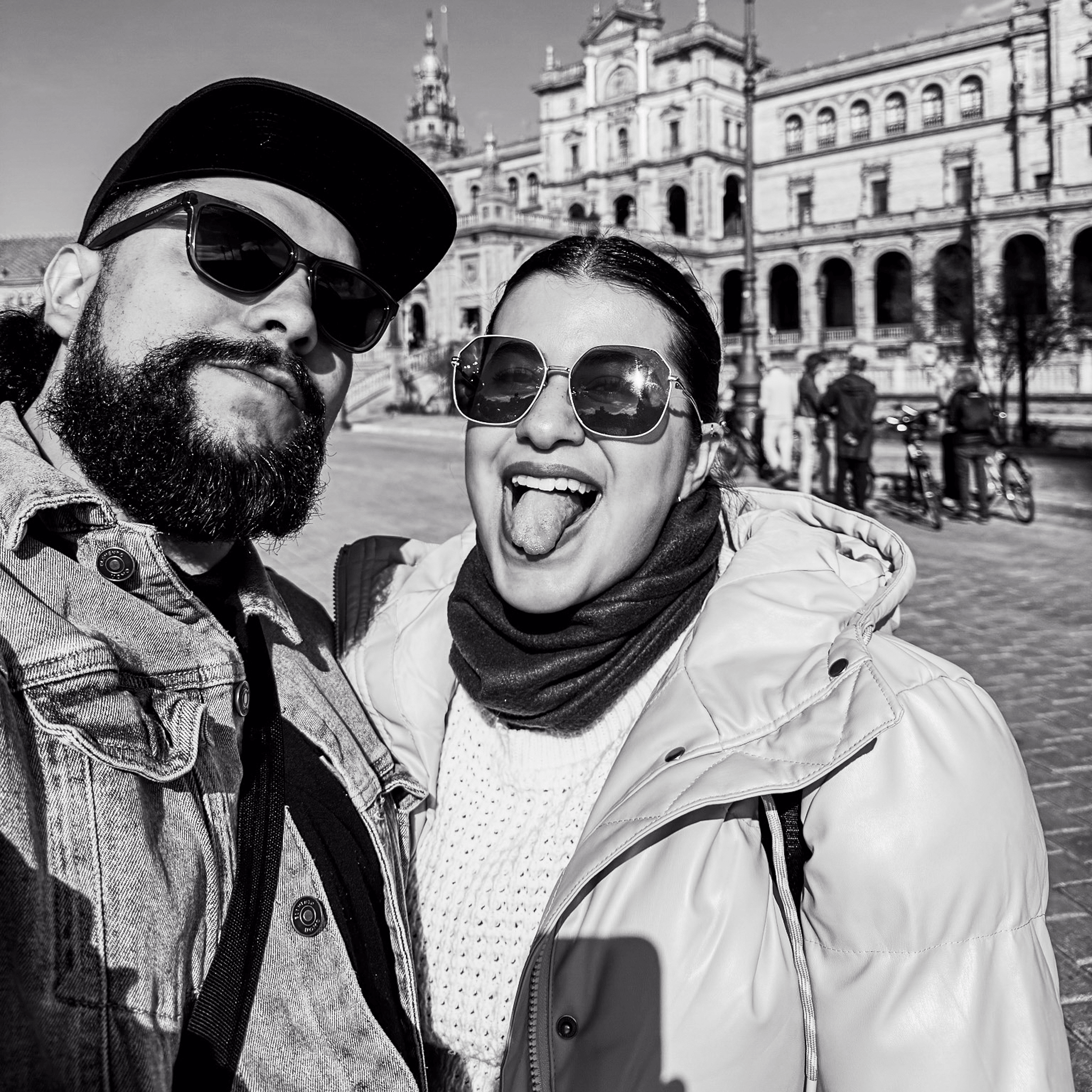 Danni y Mike en una foto en blanco y negro frente a un edificio histórico